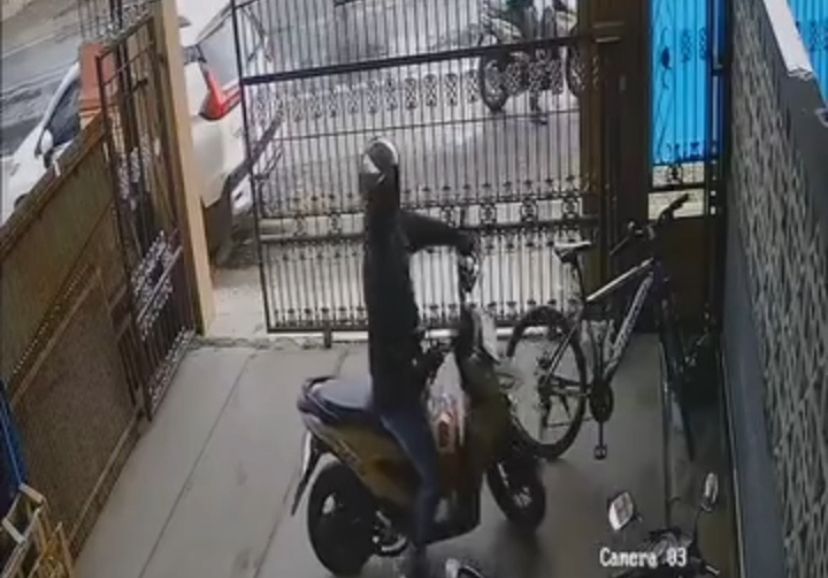 Aksi Pencurian Motor di Ciawi Terekam CCTV, Pelaku Gasak Motor dan Helm Sekaligus