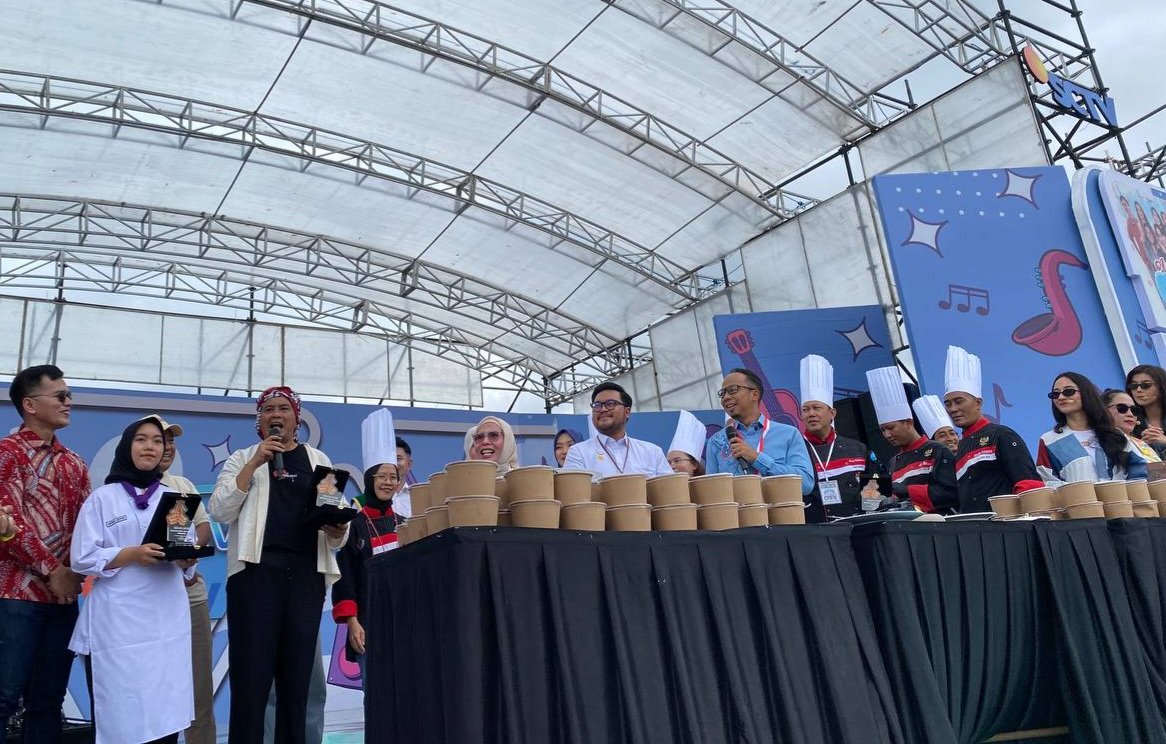 2.417 Kupat Tanjung Pecahkan Rekor MURI Dunia di Hari Jadi ke-24 Kota Tasikmalaya
