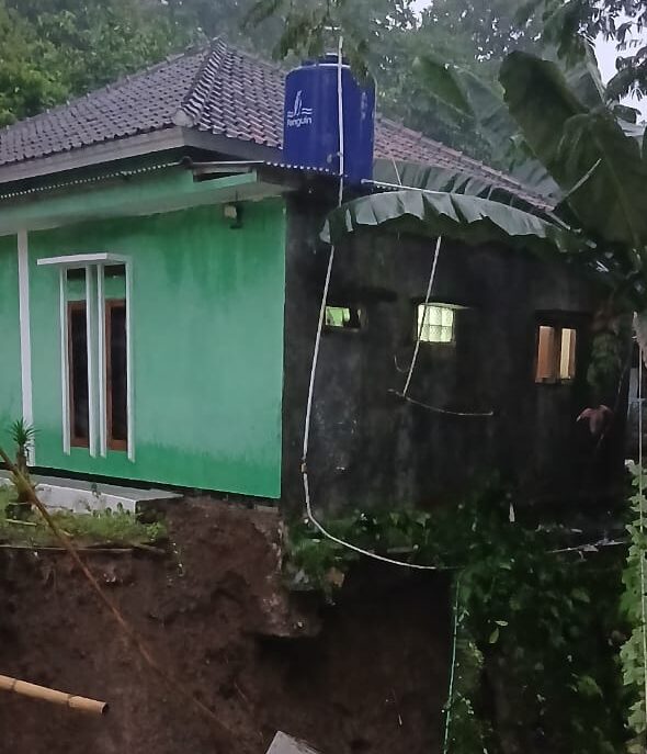 Banjir dan Longsor Landa Cisolok, 12 Rumah Warga Terdampak
