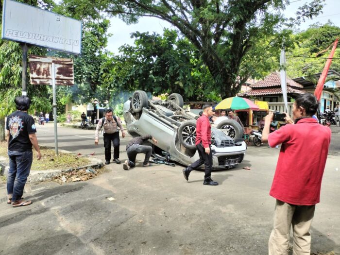 Pajero Terguling di Palabuhanratu Sukabumi