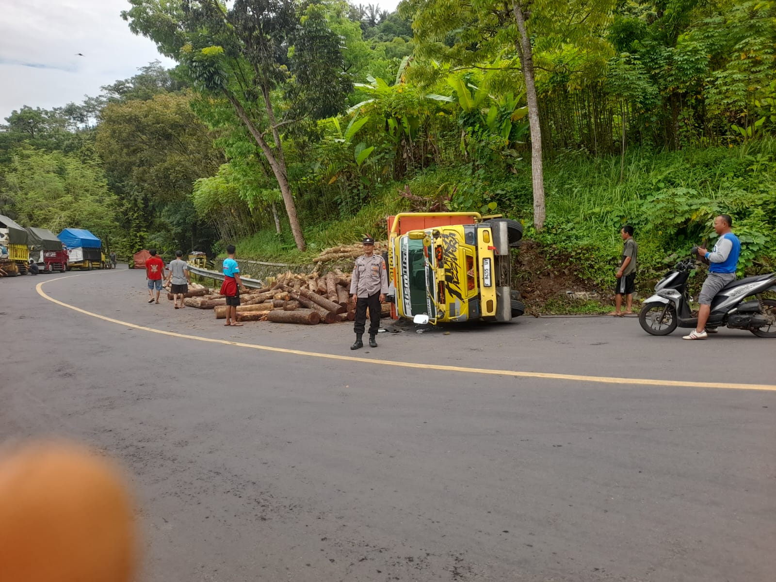 Truk Bermuatan Kayu Terguling di Tanjakan Baeud Sukabumi, Tidak Ada Korban Jiwa