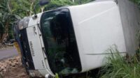 Truk Logistik Shopee Terguling di Turunan Cimarinjung, Sopir Selamat