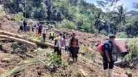 Kapolres Sukabumi Turun Langsung Salurkan Bantuan untuk Korban Banjir Cikakak dan Cisolok Kapolres Sukabumi