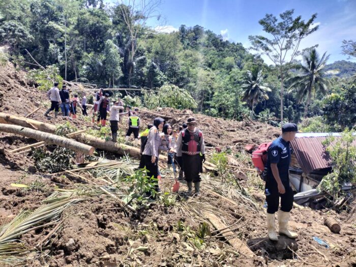 Kapolres Sukabumi Turun Langsung Salurkan Bantuan untuk Korban Banjir Cikakak dan Cisolok Kapolres Sukabumi