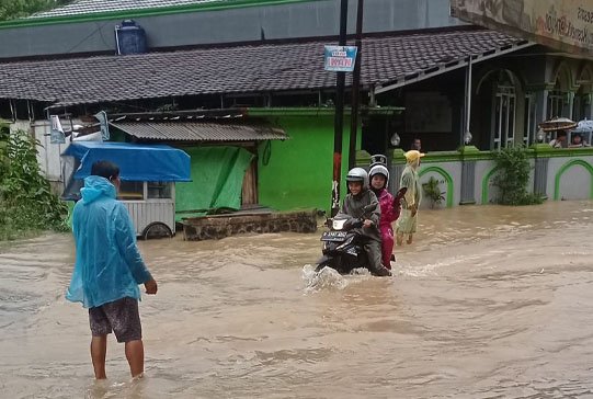 Sebanyak 120 Jiwa Mengungsi Akibat Banjir dan Longsor di Purabaya Sukabumi