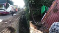 Sopir Mengantuk, Polisi Ungkap Kronologi Truk Kontainer Terjun di Sukalarang Sukabumi