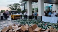 Ribuan Botol Miras Dimusnahkan di Bale Kota, Wali Kota Sebut Tasikmalaya Sempat Jadi Gudang Distribusi Priangan Timur