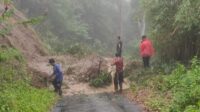 Warga Terisolir, Longsor Putus Akses Jalan Menuju Kampung Gunung Rompang Sukabumi