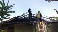 Diduga Korsleting Listrik, Rumah Warga di Desa Loji Simpenan Dilalap Api