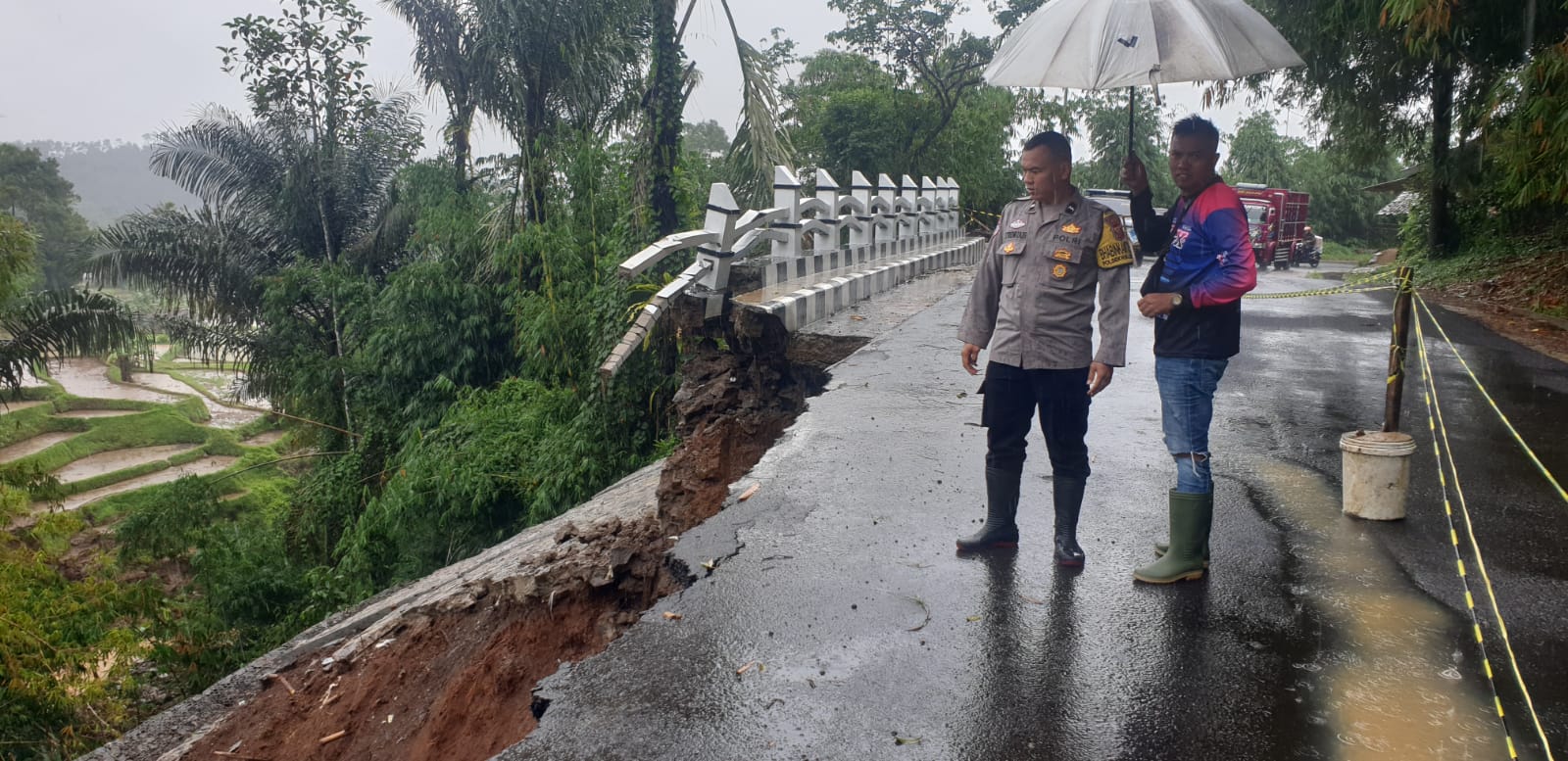 Jalan provinsi Longsor