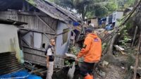Rumah Panggung di Pasirsuren Palabuhanratu Ambruk Diterjang Hujan Deras