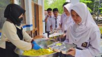 SPPG Karamat Rayakan Keberhasilan SMAN 2 Sukabumi sebagai Sekolah Terbaik Jawa Barat Dengan Sajian Nasi Tumpeng