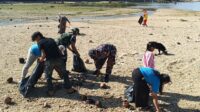 Aksi Bersih Pantai Cibuaya, Puluhan Karung Sampah Plastik Berhasil Dikumpulkan