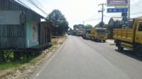 Antrean Kendaraan Pengisi Solar Padati Ruas Jalan di Cimaja Surade