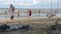 Pengunjung Pantai Tenda Biru Ujunggenteng Nikmati Panorama Pantai dan Hamparan Karang