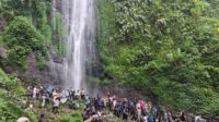 Akhir Pekan, Curug Cibeureum Sukabumi Diserbu Wisatawan