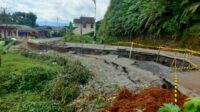 Baru Tiga Bulan Diperbaiki, Jalan Provinsi di Cisolok Sukabumi Amblas Terdampak Longsor