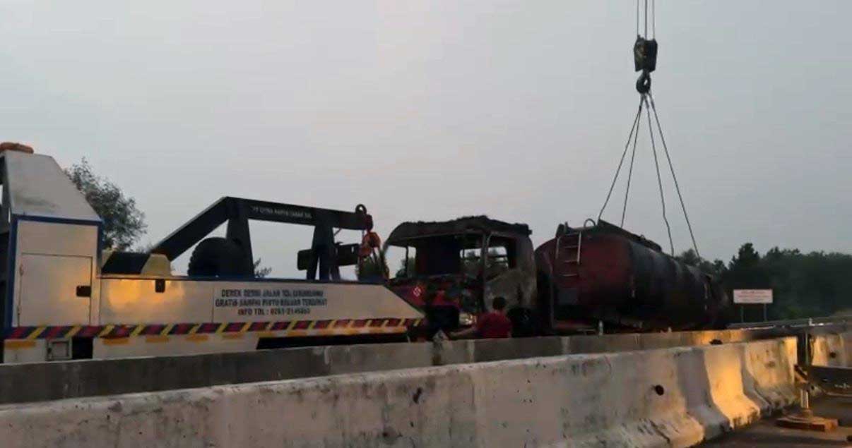 Mobil Tangki di Tol Cisumdawu