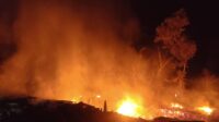 Tiga Rumah Panggung Ludes Terbakar Di Curugkembar, Warga Panik Selamatkan Harta Benda