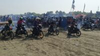 Motor Bebek hingga Modifikasi Adu Cepat di Track Pantai Ujunggenteng