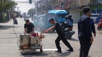 Dishub Kota Sukabumi Cat Ulang Marka Stop Line di Simpang Sigodeg, Tingkatkan Keselamatan Pengendara