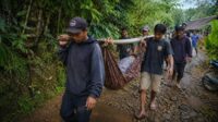 Nyawa Terhenti di Jalan Rusak, Duka Warga Tegalbuleud Jadi Cermin Sulitnya Akses Layanan Kesehatan