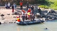 Koarmada RI TNI AL Salurkan Perahu Karet untuk Penyeberangan Warga di Sungai Cimandiri, Jembatan Leuwidinding Masih Menunggu Pembangunan