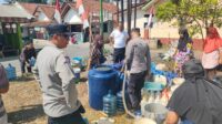 Kekeringan di Tasikmalaya, Polsek Tanjungjaya Salurkan 5.000 Liter Air Bersih untuk Warga Terdampak