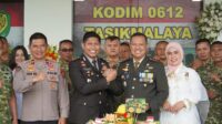 Bukan Sekadar Tumpeng, Polres Tasikmalaya Bikin Kejutan HUT TNI ke-81 di Markas TNI