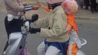 Anak Pakai Helm dapat Hadiah Alat Tulis, Ini Cara Satlantas Polres Tasikmalaya Edukasi Keselamatan
