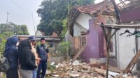 Angin Kencang dan Hujan Deras, Rumah Warga di Cikarawang Roboh 